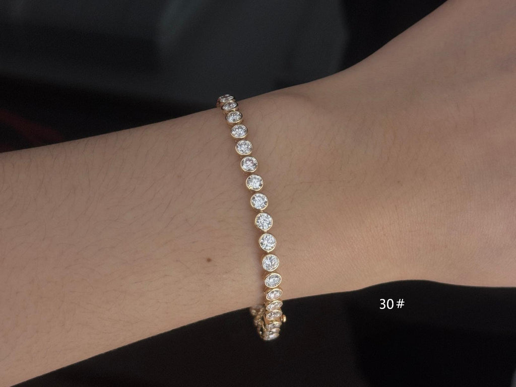Bracciale Tennis Cyre-The Orbit indossato al polso diamanti lab-grown taglio brillante Cyrediamond