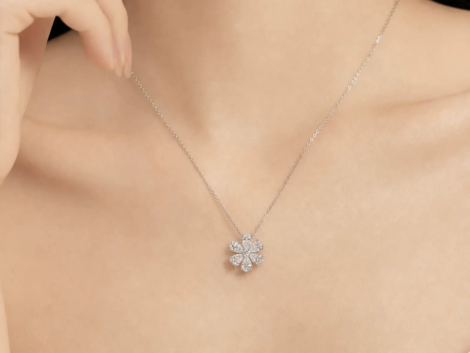 Collana Cyre The Blossom - Vista completa - Oro Bianco 18K Cyrediamond