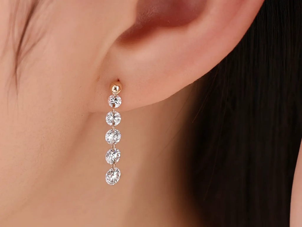 Orecchini diamante lab-grown indossati – Cyre-The Linea oro 18K | Cyrediamond