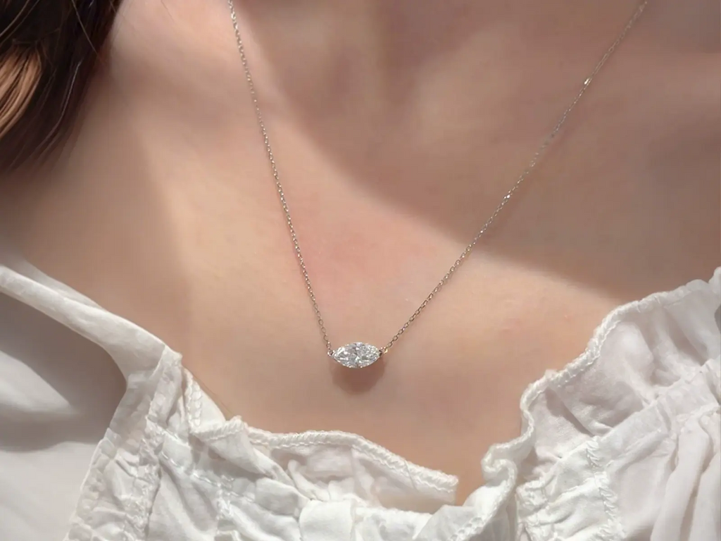 Collana Cyre The Oculus indossata, diamante lab-grown taglio marquise 1ct, oro 18K