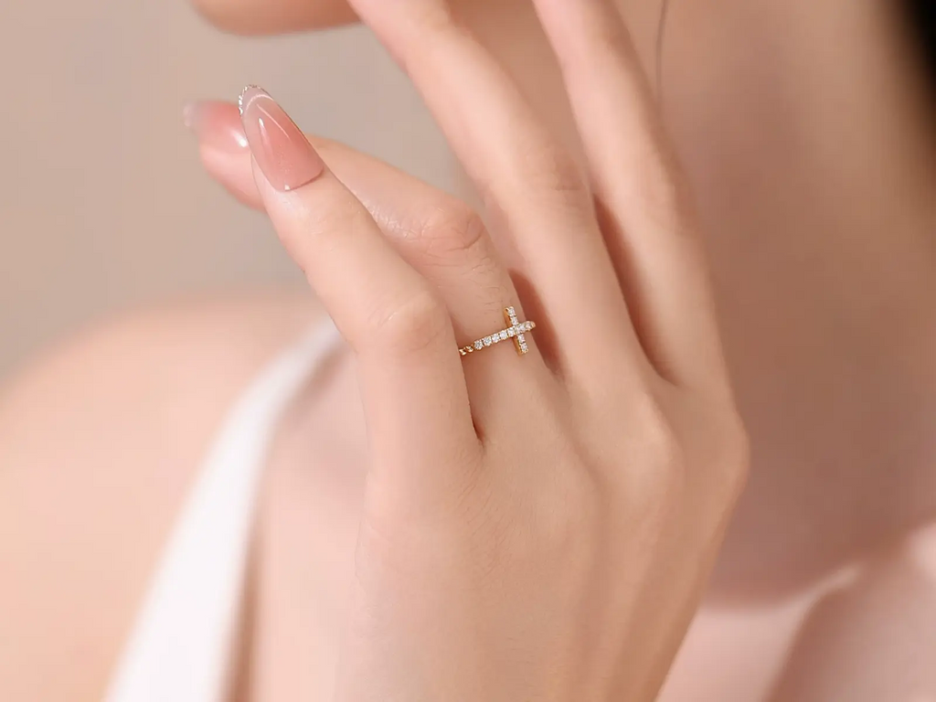 Anello Cyre-The Crux diamante lab-grown oro 18K indossato