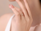 Anello Cyre-The Crux diamante lab-grown oro 18K indossato