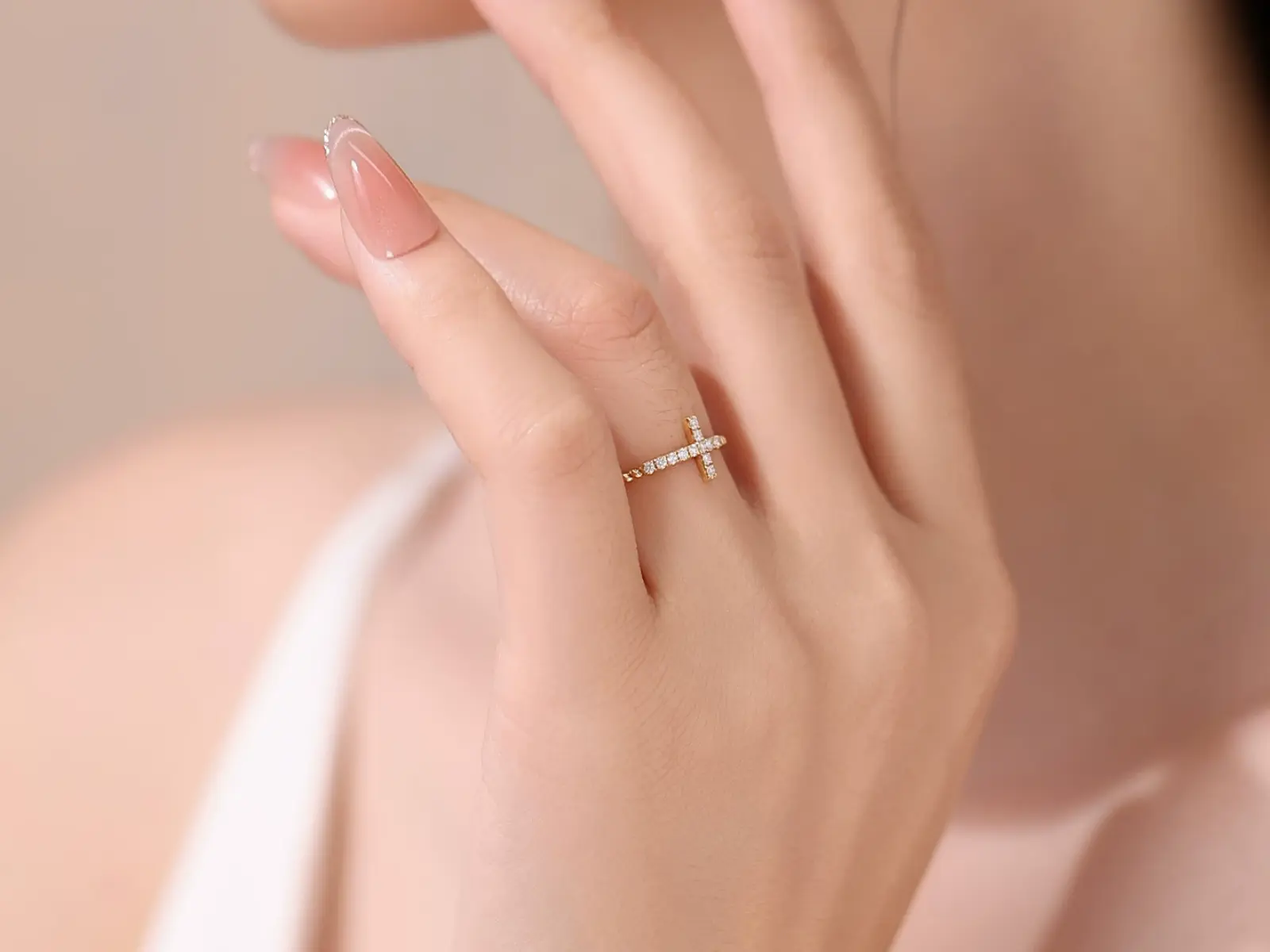 Anello Cyre-The Crux diamante lab-grown oro 18K indossato