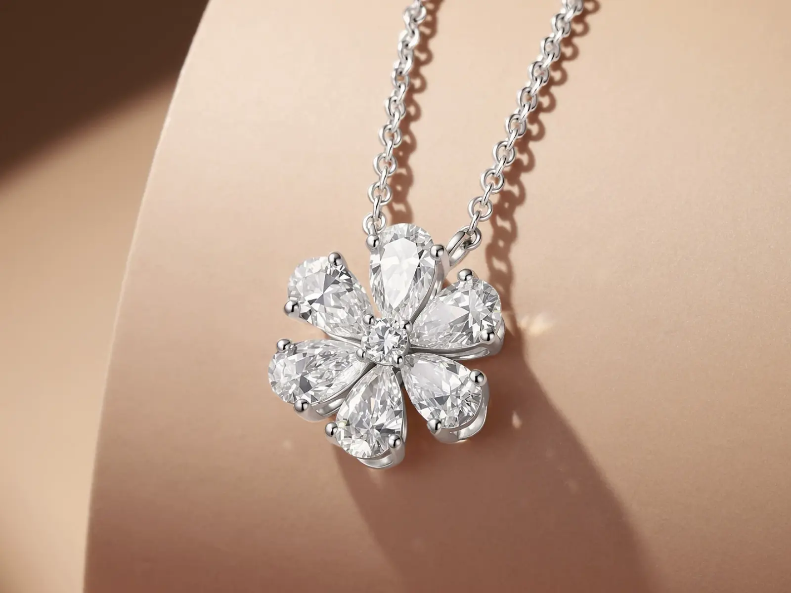 Collana Cyre The Blossom - Dettaglio diamante Lab-Grown 1.8ct Colour D VVS2