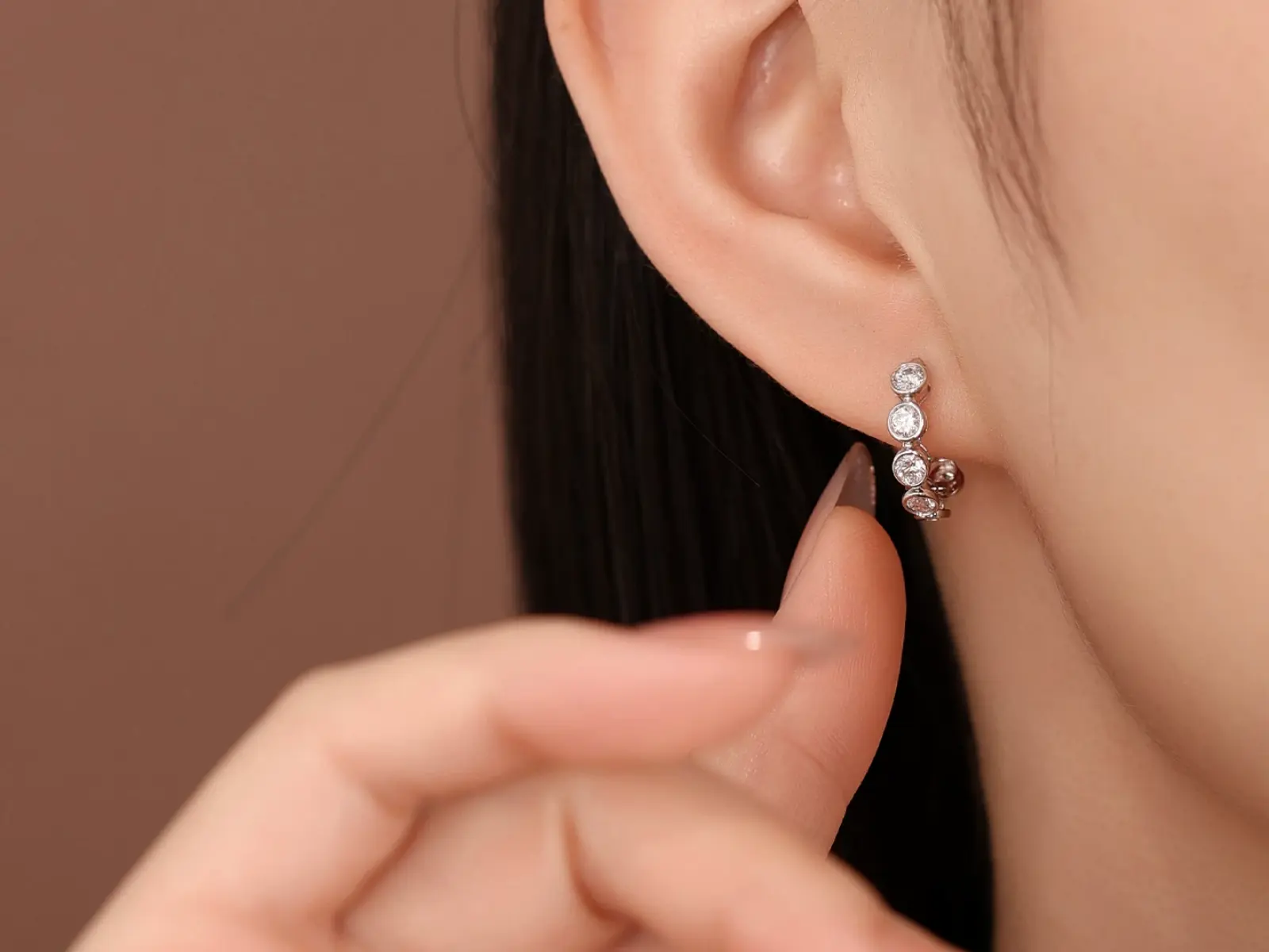 Orecchini Cyre The Orbis indossati, 16 diamanti lab-grown brillanti pavé ~1.6ct totale, oro 18K