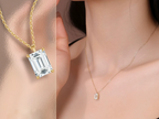 Collana Cyre The Obelisk indossata, diamante lab-grown taglio smeraldo 1ct, oro 18K