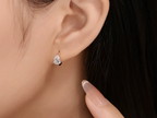 Modella con orecchini Cyre The Gutta in oro 18K e diamante lab-grown taglio goccia, vista laterale