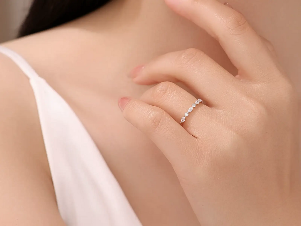 Anello Cyre-The Alterna diamante lab-grown indossato