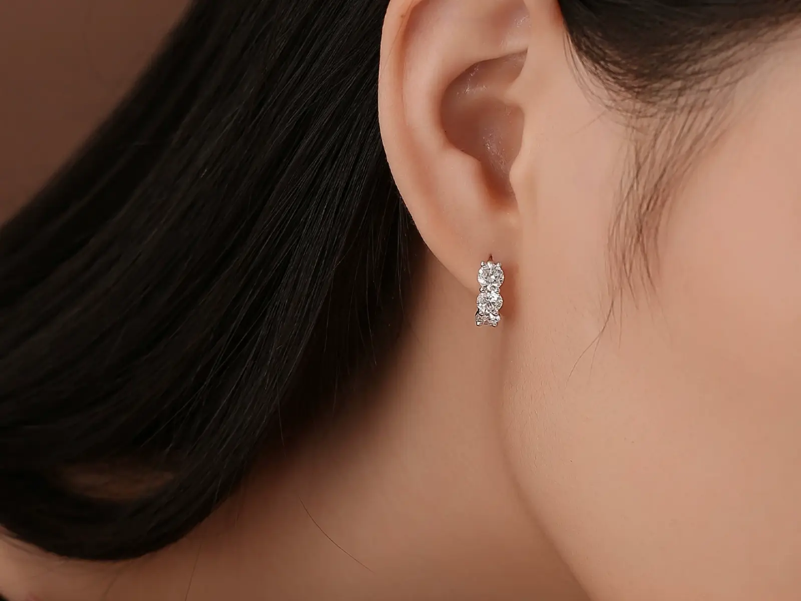Orecchini Cyre The Triad indossato - Diamante Lab-Grown 2ct Oro Giallo 18K - Cyrediamond