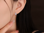Orecchini diamante lab-grown taglio smeraldo indossati – Cyre-The Regia oro 18K | Cyrediamond