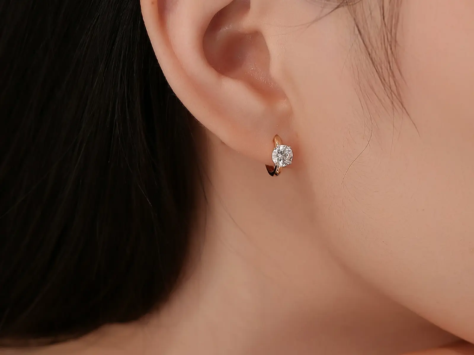 Orecchini Cyre The Circulus indossati, diamante lab-grown brillante ~1ct totale, oro 18K