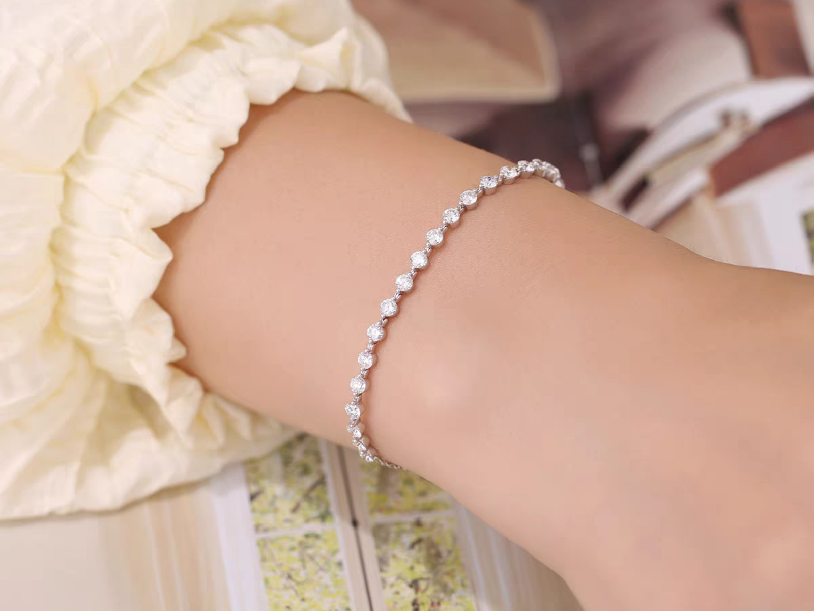 Bracciale tennis Stellula indossato al polso – oro bianco 18K con diamanti lab-grown ~2ct, taglio brillante – Cyrediamond