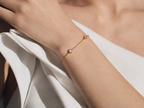 Bracciale tennis Cyrediamond Cyre-The Bullae indossato al polso, oro 18k e diamanti lab-grown
