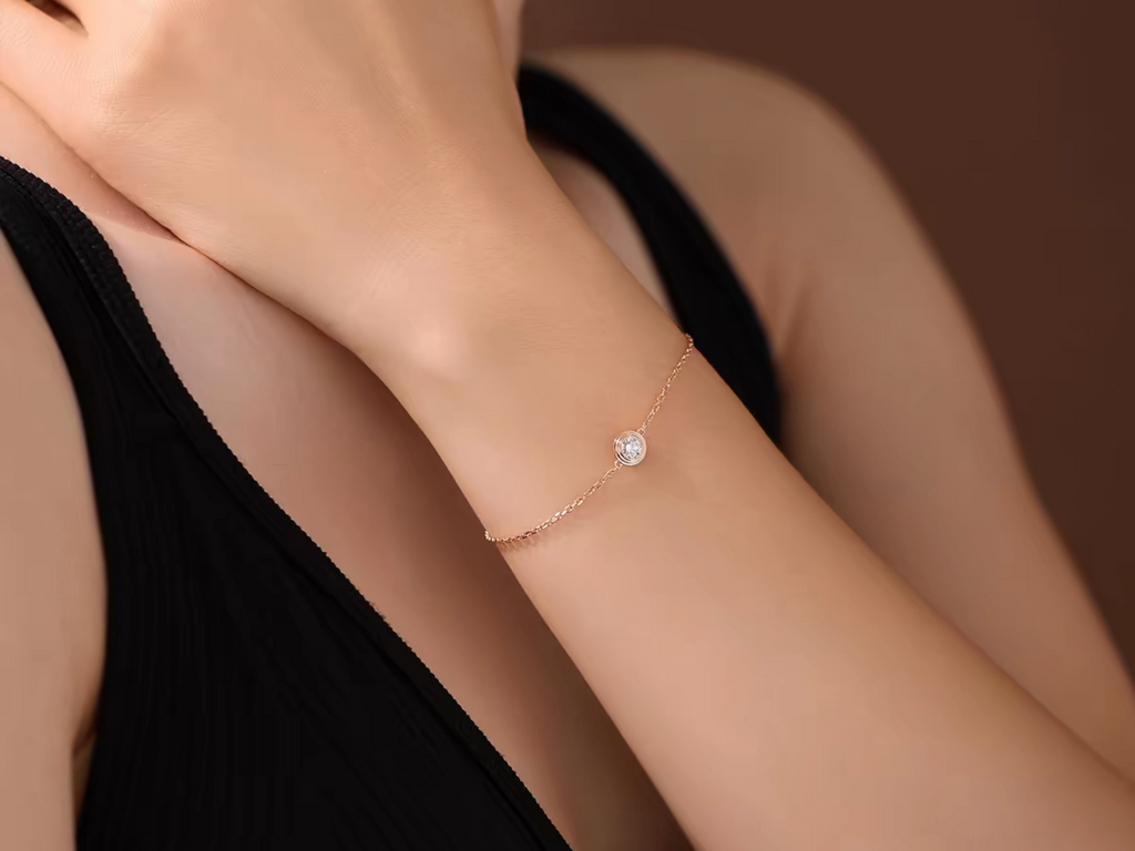 Bracciale Cyre-The Aura Cyrediamond indossato al polso, oro rosa 18k con diamante lab-grown solitario