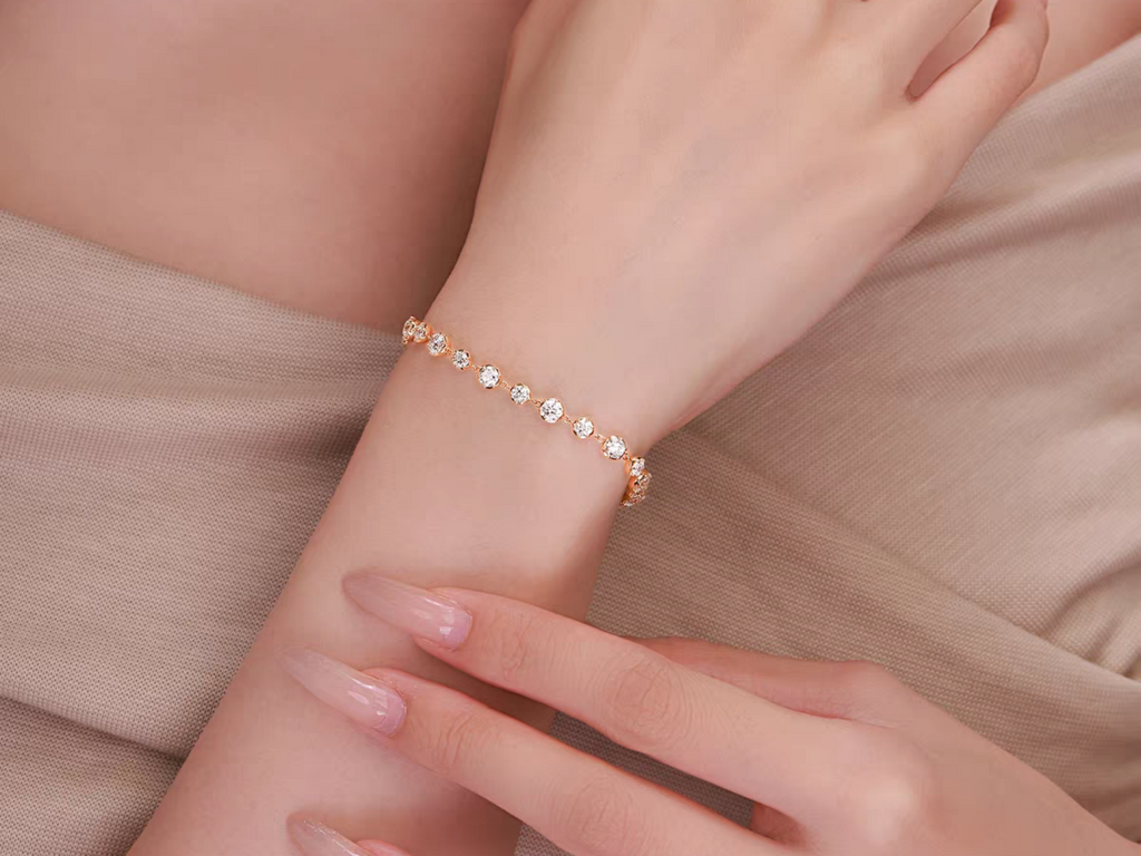 Bracciale tennis Cyre-The Serta Cyrediamond indossato al polso, oro rosa 18k e diamanti lab-grown