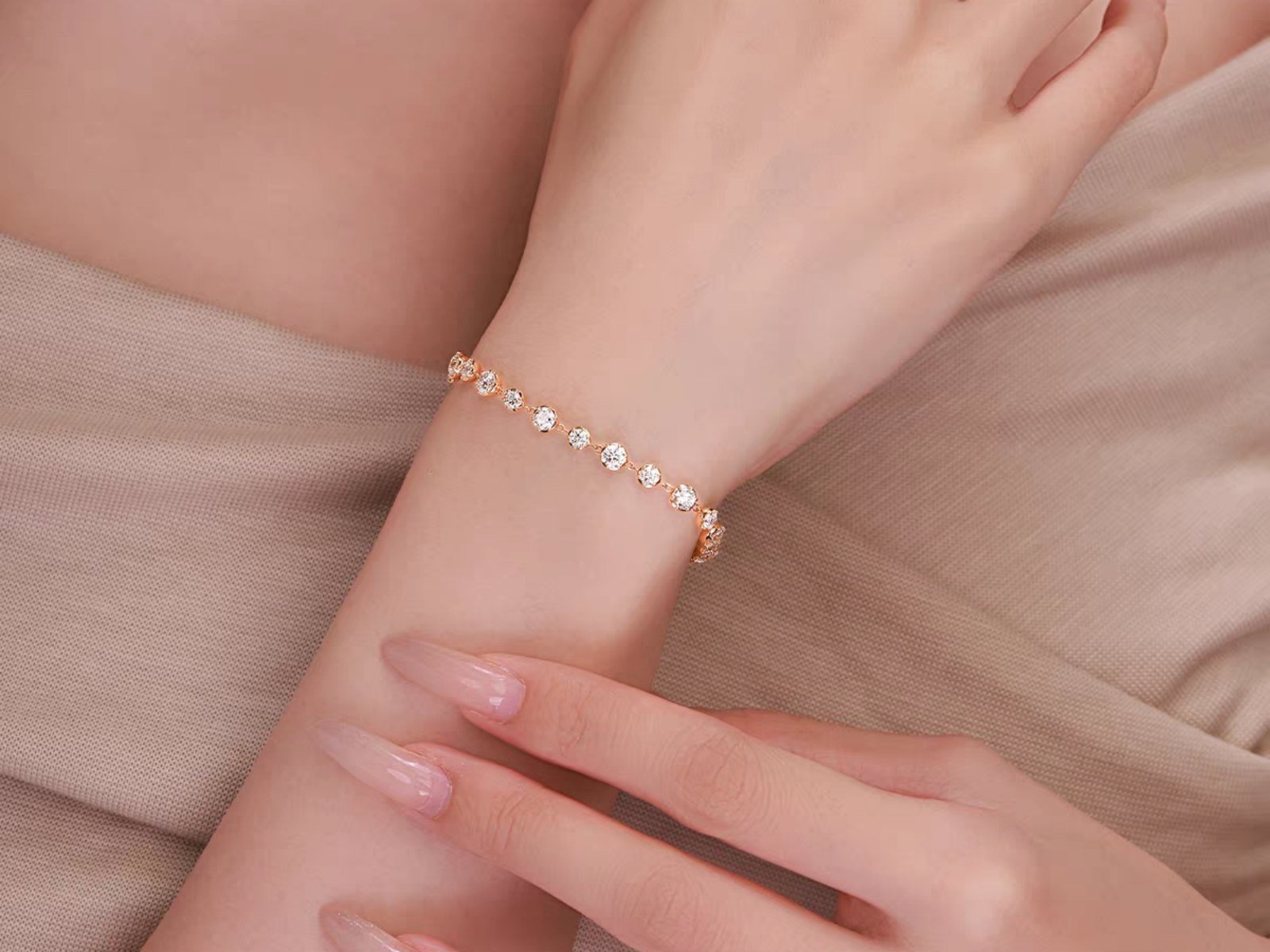 Bracciale tennis Cyre-The Serta Cyrediamond indossato al polso, oro rosa 18k e diamanti lab-grown