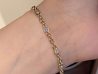 Bracciale tennis Cyrediamond The Nexus indossato al polso – diamanti lab-grown taglio brillante su oro giallo
