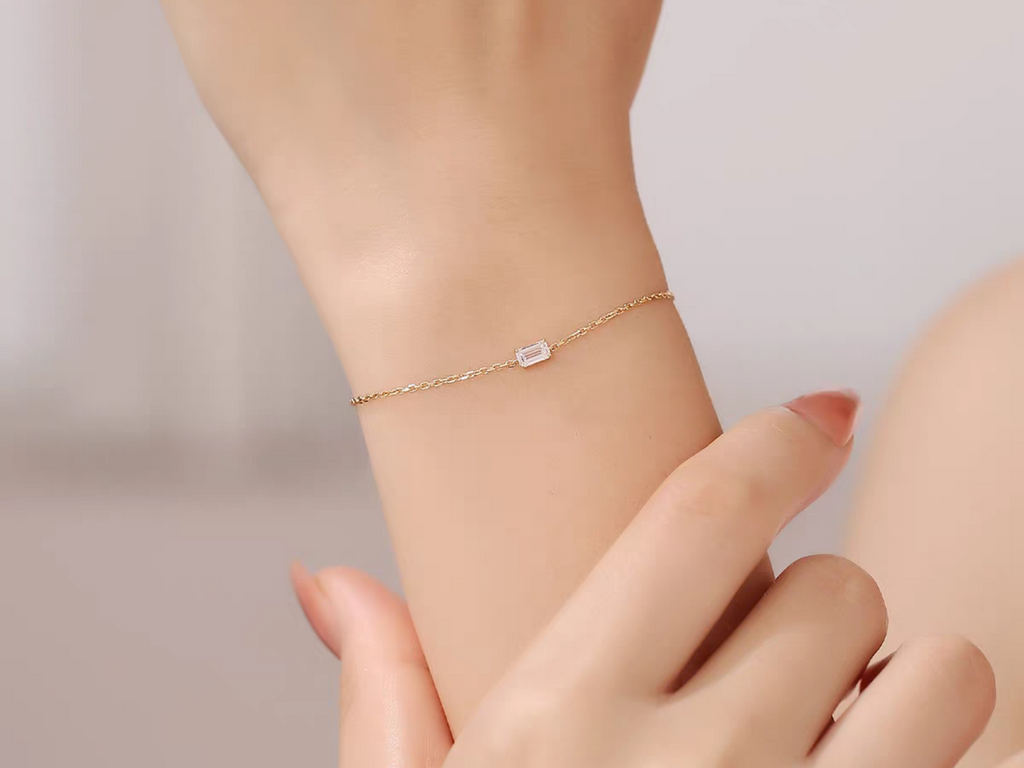 Bracciale Cyrediamond The Monolith indossato al polso – catena oro giallo 18K con diamante lab-grown solitario
