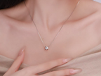 Collana Cyre The Column indossata, diamante lab-grown brillante solitario 1ct, oro 18K